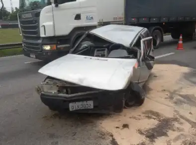 Acidente deixa quatro feridos após carro capotar na Dutra em São José