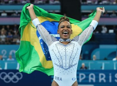 Rebeca Andrade supera Biles e é ouro em Paris