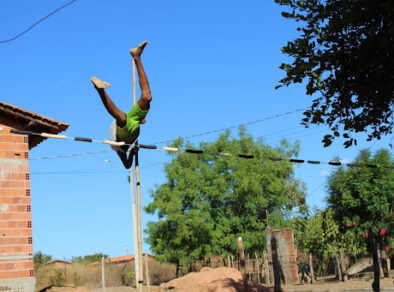 Menino viraliza treinando salto com vara com material improvisado no interior do Piauí