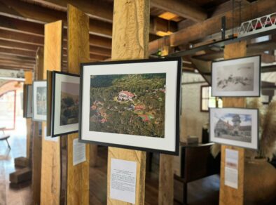 Exposição Paisagem Construida em cartaz no Parque Bambuí, retrata a história da arquitetura de Campos do Jordão