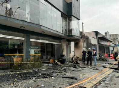 Loja de tecidos que pegou fogo em Aparecida segue interditada e Av. Brasil é liberada