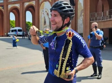 Cantor Daniel faz romaria de bicicleta até o Santuário Nacional de Aparecida