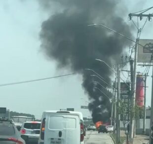 Carro pega fogo na Av. Benedito Matarazzo e mobiliza bombeiros em São José