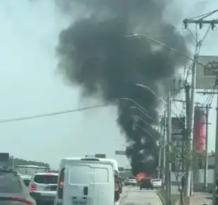 Carro pega fogo na Av. Benedito Matarazzo e mobiliza bombeiros em São José