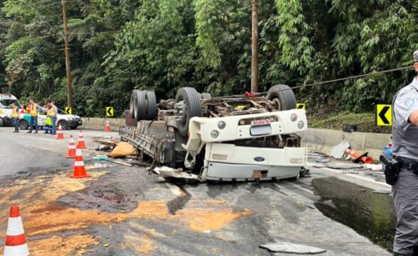 Caminhão carregado de mármore tomba na Tamoios e deixa vítima ferida