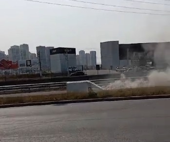 Carro pega fogo na Dutra próximo a Leroy Merlin em São José