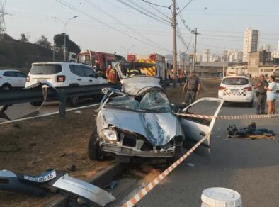 Mulher morre após carro capotar no anel viário em São josé