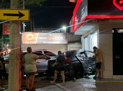 Carro invade sex shop na Avenida Andrômeda em São José