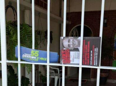 Anderson descumpre liminar e segue distribuindo panfletos de ataque em São José