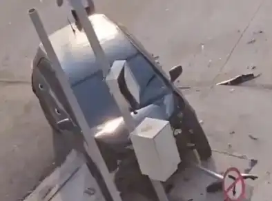 Carro colide contra poste após tentar desviar de ônibus da Linha Verde em São José