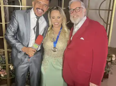 Apresentadora da REDETV Viviane Alves homenageia William Santos em SP