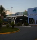 Hospital Municipal fica alagado com goteiras no teto e baldes nos…