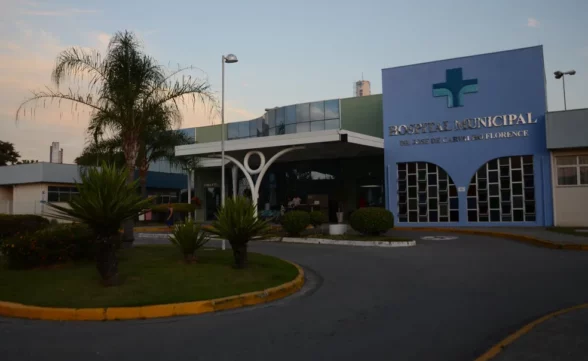 Hospital Municipal fica alagado com goteiras no teto e baldes nos corredores