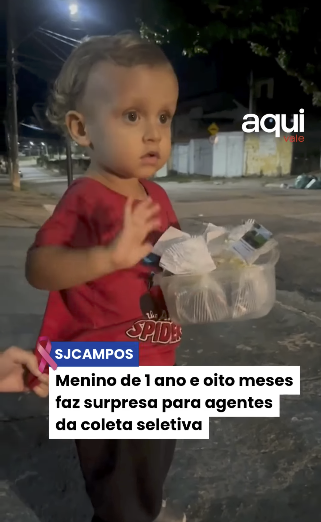 Menino de 1 ano e 8 meses faz surpresa para agentes da coleta seletiva