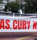 Manifestantes fazem protesto durante carreata de Bolsonaro em apoio a Cury…