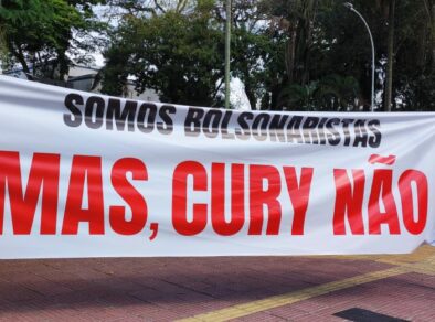 Manifestantes fazem protesto durante carreata de Bolsonaro em apoio a Cury (PL)