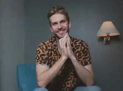 Humorista francês Paul Cabannes se apresenta nesta quinta (3) em São José