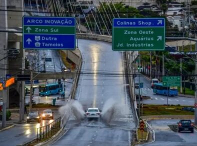 Ponte Estaiada fica alagada após chuvas em São José