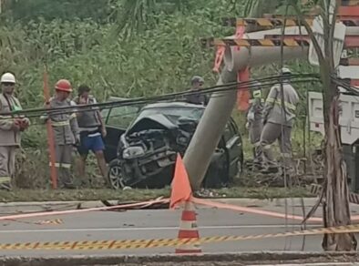 Duas pessoas ficam feridas após carro bater em poste em São José