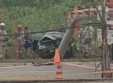 Duas pessoas ficam feridas após carro bater em poste em São José