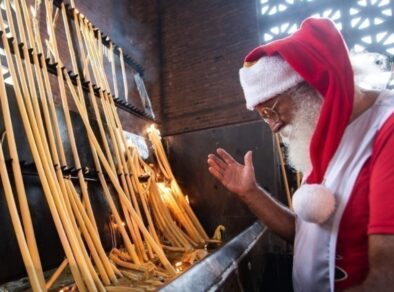 Papai Noel caminha 150 km até o Santuário Nacional de Aparecida