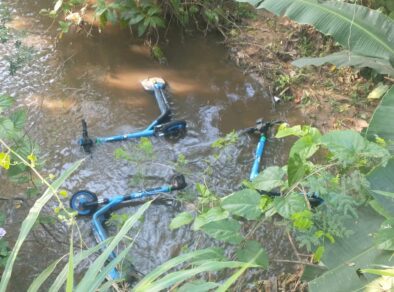 Patinetes elétricos são encontrados em córrego de São José