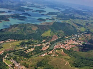 Aeronave de pequeno porte cai na divisa entre Paraibuna e Santa Branca.