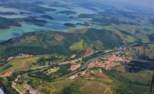 Aeronave de pequeno porte cai na divisa entre Paraibuna e Santa Branca.