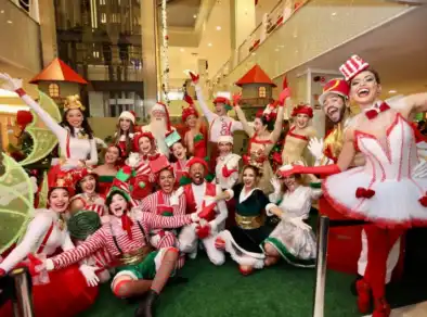 Esquilos alegram a chegada do Papai Noel no CenterVale Shopping
