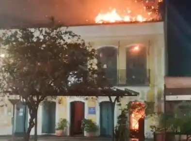 Incêndio atinge “Casa Brasileira”, tombado pelo Patrimônio Histórico em São Sebastião