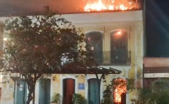 Incêndio atinge “Casa Brasileira”, tombado pelo Patrimônio Histórico em São Sebastião