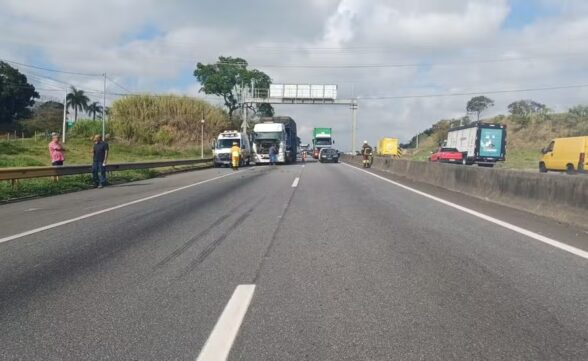 Acidente na Dutra deixa duas vítimas em estado leve