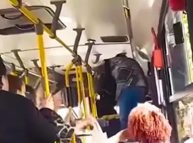 Plataforma de ônibus trava e passageiros pulam assento de cobrador para sair