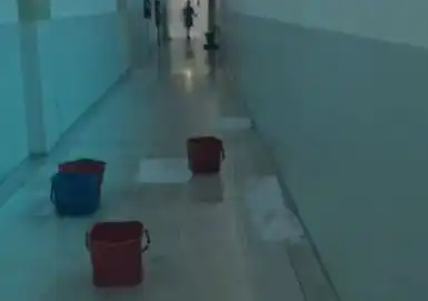 Hospital Municipal fica alagado com goteiras no teto e baldes nos corredores