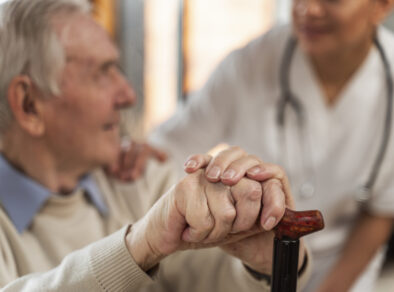 Especialistas destacam a importância do acompanhamento médico regular para prevenção de AVC em idosos