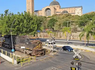 Mulher tem braço amputado após ser atropelada por trem