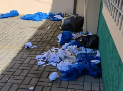 Fezes, urina e restos de comida são deixados em frente a clínica médica em São José dos Campos