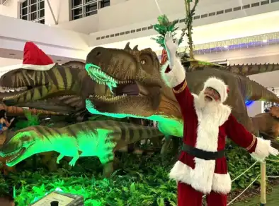 Papai Noel e dinossauros encantam o público no “Natal de Aventuras” do Shopping Pátio Pinda