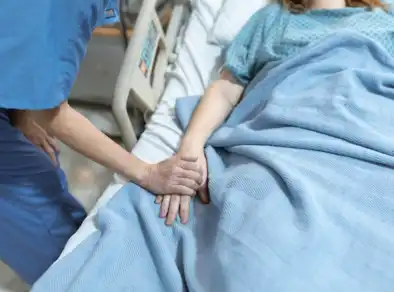 Deputados aprovam lei que obriga acompanhante em exames que deixem mulheres inconscientes