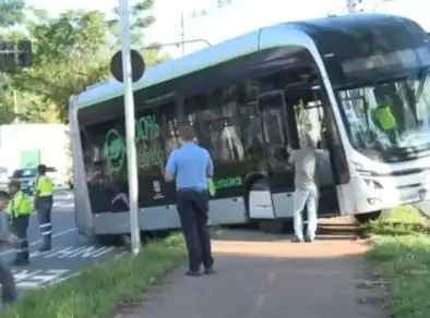 Acidente entre ônibus da Linha Verde e carro deixa homem ferido em São José
