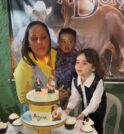 Menina cai em cima do próprio bolo de aniversário e viraliza