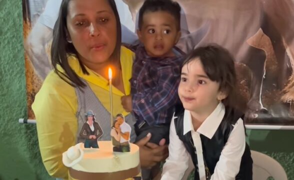 Menina cai em cima do próprio bolo de aniversário e viraliza