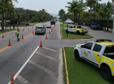 Obras interditam Rio-Santos, em Ubatuba