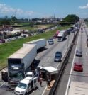 Caminhão, carreta e dois carros colidem na Dutra em Jacareí