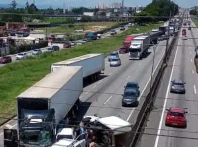 Caminhão, carreta e dois carros colidem na Dutra em Jacareí