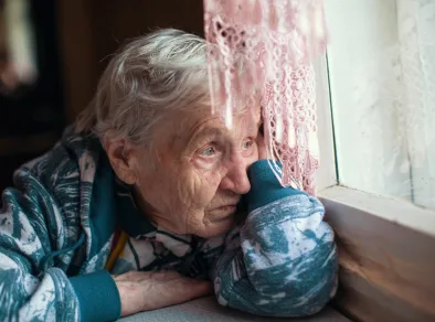 Pessoas solitárias têm o dobro de risco de desenvolver Alzheimer, aponta pesquisa
