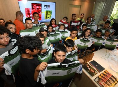 Casemiro faz vídeochamada com crianças de projeto social após doação de chuteiras e materiais de treino