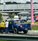 Carro perde controle e bate em grade de mercado no Urbanova