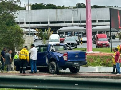 Carro perde controle e bate em grade de mercado no Urbanova