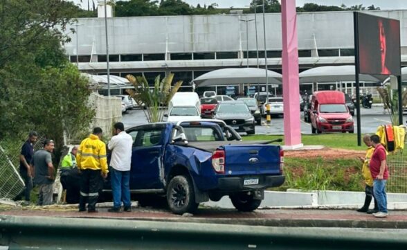 Carro perde controle e bate em grade de mercado no Urbanova